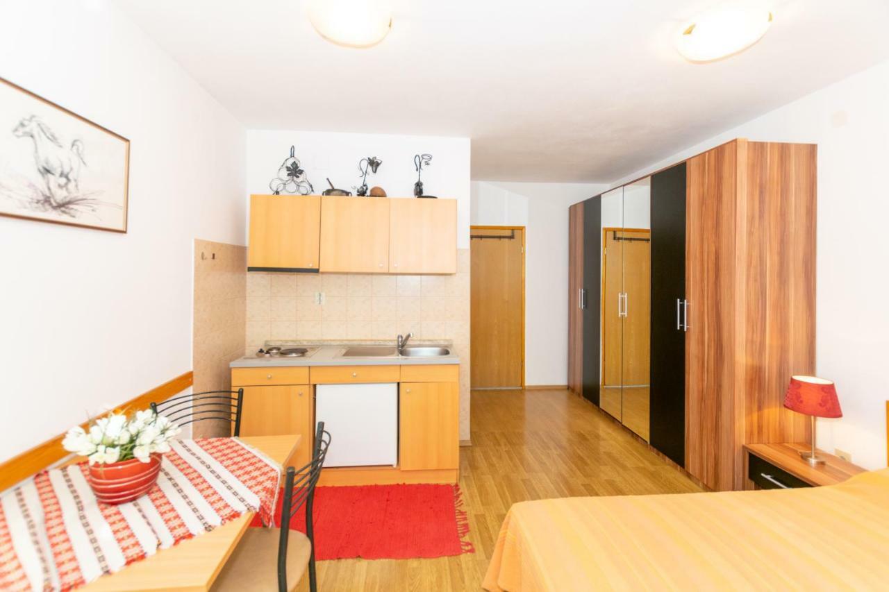 Apartments Mirjana Pola Esterno foto