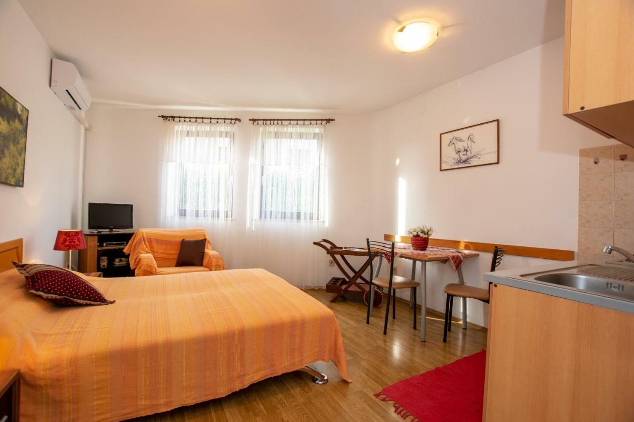 Apartments Mirjana Pola Esterno foto